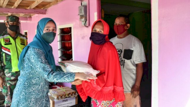 Di Hari Kartini, Ketua PKK Sinjai Berbagi Sembako ke Warga Kurang Mampu