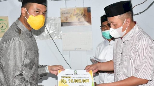 Bupati Sinjai saat menyerahkan bantuan.