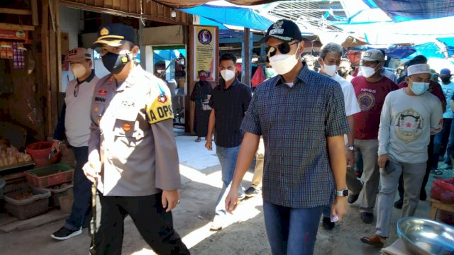 Kapolres Sinjai mendampingi Bupati Sinjai.