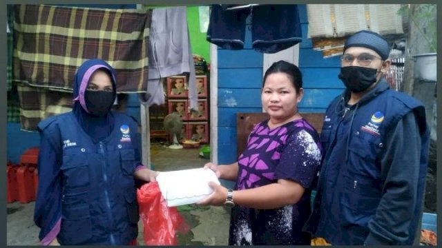 Tim Partai NasDem saat berbagai menu buka puasa kepada warga yang membutuhkan di Kecamatan Sinjai Utara, Sabtu (24/4).