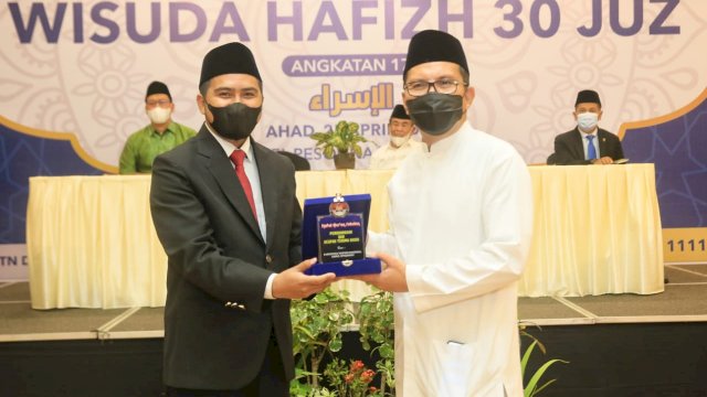 Tangis Wali Kota Makassar Pecah, Sebut Wisudawan Penghafal Qur&rsquo;an Generasi Terbaik