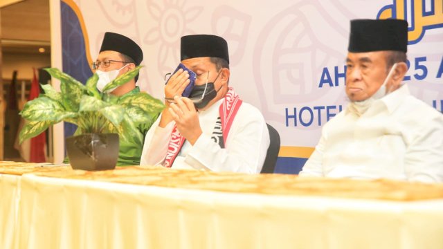 Tangis Wali Kota Makassar Pecah, Sebut Wisudawan Penghafal Qur&rsquo;an Generasi Terbaik