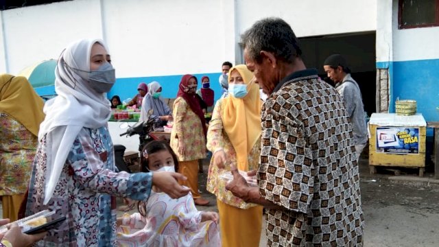 Ketua PKK Kabupaten Sinjai, Nurhilda Daramata Seto memojn Pembagian Takjil Kepada Warga