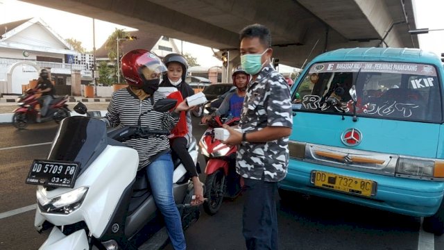 Ketua DPD Baperan Sulsel Jhin Remde Mangontan Memberikan Takjil kepada Oengguna Jalan Pattarani jelang Buka Puasa 