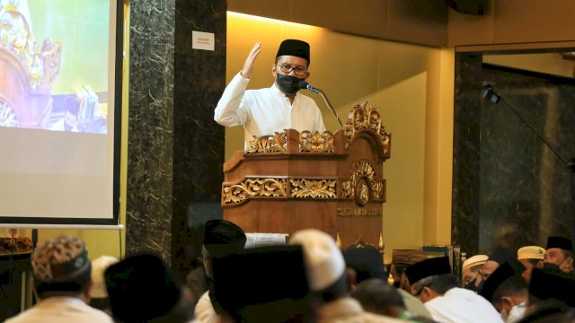 Walikota Makassar Mohammad Ramfhan Danny Pomanto mengisi ceramah Subuh di Masjid Sultan Alauddin 