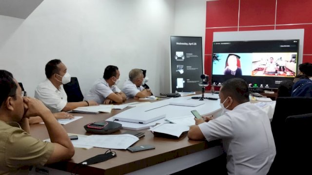 Sekretaris Daerah Kota Makassar, Muh Ansar ikuti sosialisasi virtual terkait aplikasi MCP atau Monitoring Control For Prevention yang digagas Komisi Pemberantasan Korupsi (KPK) RI. Rapat virtual itu berlangsung di war room meeting room kantor Balaikota, Rabu (28/04/2021).