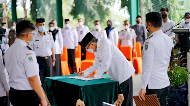 Taufan Pawe melakukan tanda tangan.