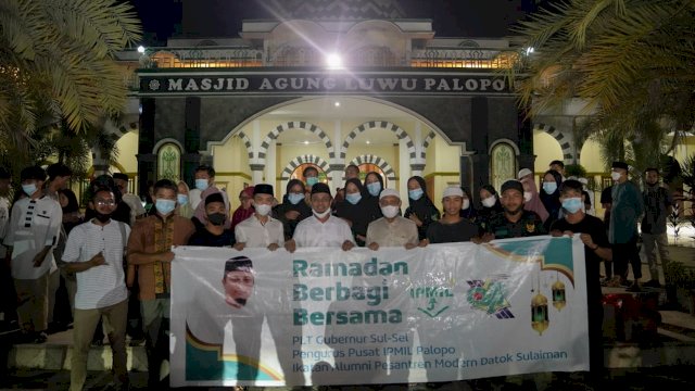 Plt Gubernur Sulawesi Selatan (Sulsel), Andi Sudirman Sulaiman, melakukan aksi Ramadan Berbagi dengan para pemuda dan pelajar di Kota Palopo, Selasa malam, 27 April 2021. 