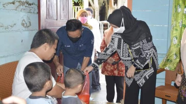Andi Nurhilda berbagi takjil kepada warganya.