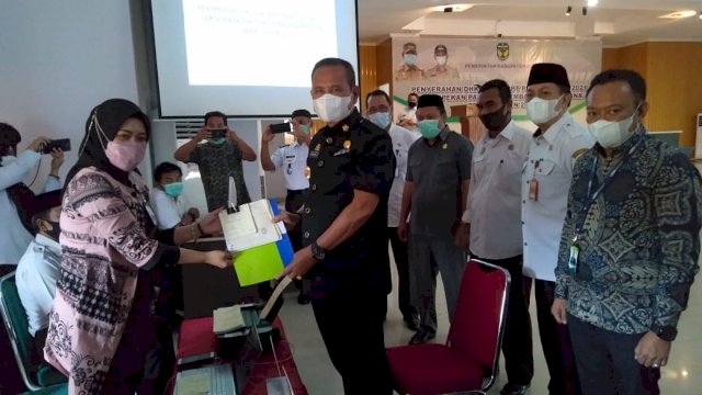 Bupati Luwu,  Basmin Mattayang menjadi orang pertama di Kabupaten Luwu melakukan pembayaran Pajak Bumi dan Bangunan Sektor Pedesaan Dan Perkotaan (PBB-P2) di aula Kantor Bappelitbangda, Kelurahan Senga Kecamatan Belopa, Rabu (28/4/2021)