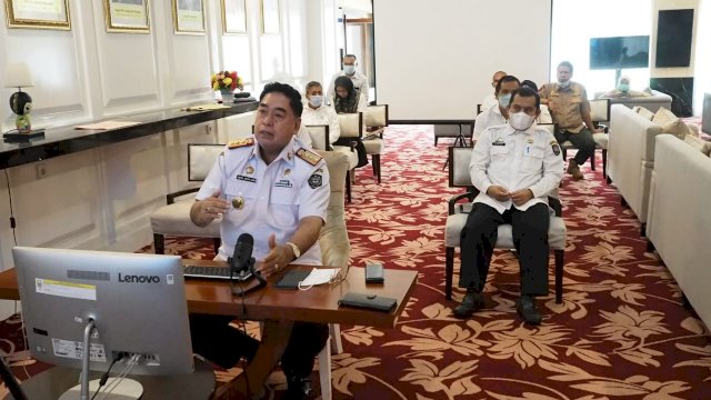 Sekretaris Daerah Provinsi Sulsel, Abdul Hayat Gani, didampingi Plt Inspektorat Sulsel dan Kepala Dinas PTSP Sulsel, menghadiri Sosialisasi Aplikasi Monitoring Center for Prevention (MCP) khusus Perizinan, Optimalisasi Pajak Daerah dan Manajemen Aset Daerah, di Baruga Lounge Kantor Gubernur Sulsel, Rabu, 28 April 2021.