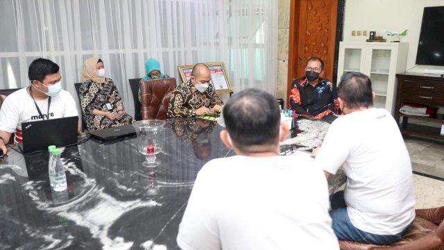 Wali Kota Makassar, Moh. Ramdhan &ldquo;Danny&rdquo; Pomanto menerima kunjungan dari pihak Manre Food dan Expres, di Kediaman pribadinya, Jalan Amirullah, Kamis (29/4/21).