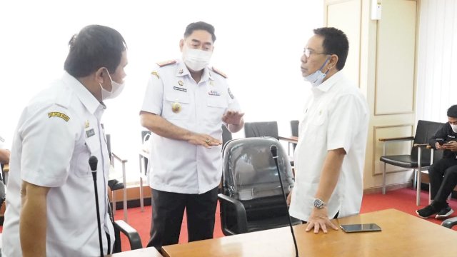 Sekretaris Daerah Provinsi Sulsel, Abdul Hayat Gani, menghadiri Rapat Tim Perumus DPRD Provinsi Sulsel, di Kantor DPRD Sulsel, Rabu, 28 April 2021. Rapat yang ini dipimpin langsung Ketua DPRD Sulsel, A Ina Kartika Sari.