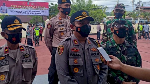 Kapolres Sinjai saat diwawancarai oleh awak media, di halaman Mapolres Sinjai.