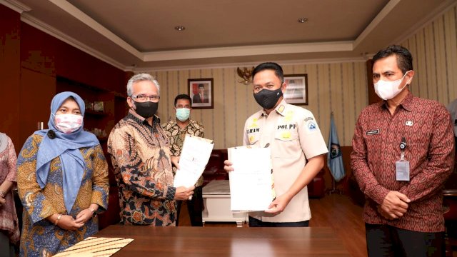 Pemerintah Kabupaten Bantaeng bersama dengan Akademi Komunitas Industri meneken perjanjian kerja sama di Ruang Pimpinan Kantor Bupati Bantaeng, Kamis, 28 April 2021. Perjanjian kerja sama ini terkait dengan Program Diploma I Pendidikan Vokasi Industri Manufaktur Bantaeng.