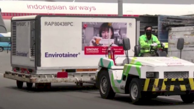 Bahan baku vaksin sinovac tiba di Indonesia.