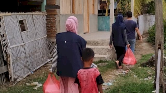 Tim Partai NasDem yang berbagi takjil yang menyentuh langsung ke masyarakat akar rumput di Kabupaten Sinjai, Sulsel.