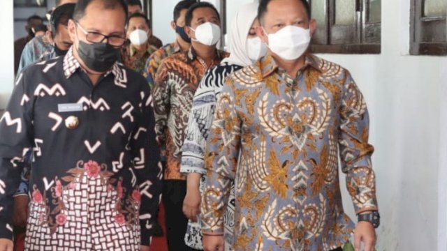 Danny Pomanto mendampingi Tito Karnavian.