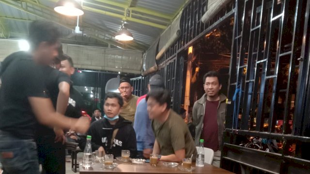 Anggota Kepolisian Sedang Menyaksikan Rekaman CCTV Warkop Megazone Melihat Aksi Penyerangan Kelompok Begal 