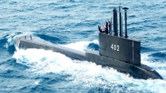 Kapal Selam KRI Nanggala-402 saat latihan pratugas pengamanan perbatasan di perairan Pulau Karimunjawa pada 20 Januari 2017. (GUSLAN GUMILANG/JAWA POS)