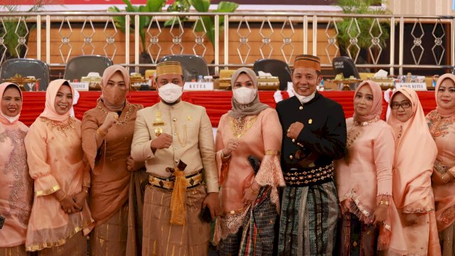 Ketua DPRD Sulsel Andi INa Kartika Sari Bersama PLT Gubernur Andi Sudirman Sulaiman Foto Bersama Usai Menghadiri Puncak Peryaan Hut Kabupaten Bone ke 691