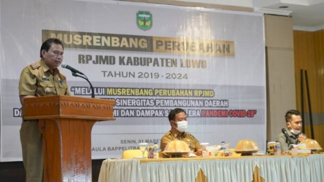Plt Sekretaris Daerah Kabupaten Luwu, H Sulaiman, membuka secara resmi Musyawarah Perencanaan Pembangunan (Musrenbang) dalam rangka Penyusunan Perubahan Rencana Pembangunan Jangka Menengah Daerah (RPJMD) Kabupaten Luwu Tahun 2019-2024 di aula pertemuan Kantor Bappelitbangda, Senin (1/3/2021).