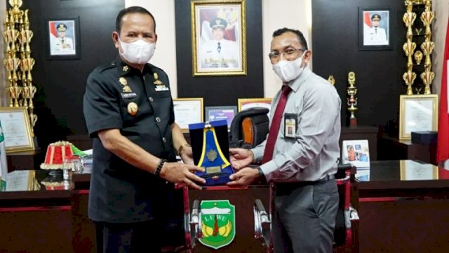 Bupati Luwu, Dr H Basmin Mattayang, melakukan Pelaporan SPT Tahunan PPh orang pribadi tahun 2020 secara e-filing di ruang kerjanya, Kompleks Perkantoran Bupati Luwu, Kelurahan Senga Kecamatan Belopa, Kamis (4/3/2021).