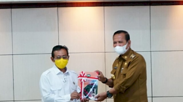 Bupati Luwu, Dr H Basmin Mattayang menyerahkan Laporan Keuangan Pemerintah Kabupaten Luwu Tahun Anggaran 2020 kepada Kepala BPK Perwakilan Provinsi Sulawesi Selatan, Wahyu Priyono di Kantor BPK Perwakilan Sulsel, Jl. Andi Pangeran Pettarani No. 31 Makassar, Senin (22/3/2021)