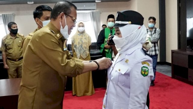 Bupati Luwu, Dr H Basmin Mattayang melantik dan mengambil sumpah Kepala Desa terpilih Pergantian Antar Waktu (PAW) Desa Buntu Nanna Kecamatan Ponrang di ruang kerjanya, Kompleks Perkantoran Bupati Luwu Kelurahan Senga Kecamatan Belopa, Senin (29/3/2021)