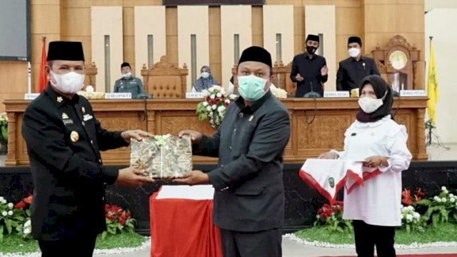 Bupati Luwu Basmin Mattayang Meyerahkan LKPJ Anggaran Tahun 2020 Dalam Rapat Paripurna DPRD