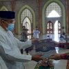 Bupati Serahkan 100 Mushaf Al-Qur&rsquo;an Kepada Pengurus Masjid Agung Luwu