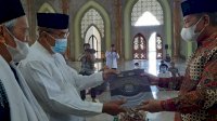 Bupati Serahkan 100 Mushaf Al-Qur&rsquo;an Kepada Pengurus Masjid Agung Luwu