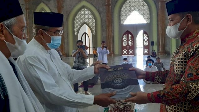 Bupati Serahkan 100 Mushaf Al-Qur&rsquo;an Kepada Pengurus Masjid Agung Luwu