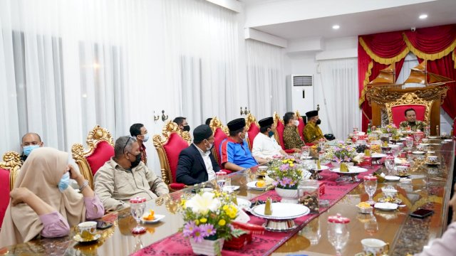 Memperingati Hari Buruh 1 Mei 2021 (Mayday), Pelaksana Tugas (Plt) Gubernur Sulawesi Selatan (Sulsel), Andi Sudirman Sulaiman, bersilaturahmi dengan sembilan Serikat Pekerja dan Direksi BPJS Ketenagakerjaan (BP Jamsostek) Wilayah Sulawesi Maluku. Silaturahmi tersebut digelar di Rumah Jabatan Wakil Gubernur Sulsel, Jumat malam, 30 April 2021.