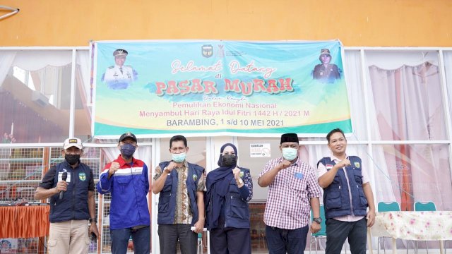 Menjelang H-11 Hari Raya Idul Fitri 1442 Hijriah, Pemerintah Kabupaten Luwu bekerjasama Komite Penanganan Covid-19 dan Pemulihan Ekonomi Nasional, menggelar Pasar Murah di Sentra IKM Barambing Desa Buntu Kunyi Kecamatan Suli, Sabtu (1/5/2021)