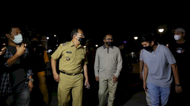 Wali Kota Makassar saat melakukan sidak ke kawasan CPI, Lego-lego. Senin (3/5).