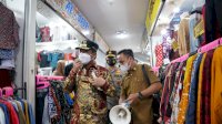 Pantau Pusat Perbelanjaan Jelang Lebaran, Plt Gubernur Sulsel Beri Imbauan Hingga Bagikan Masker