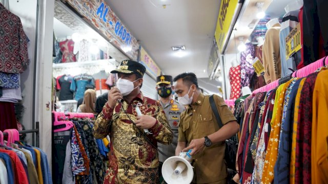 Pantau Pusat Perbelanjaan Jelang Lebaran, Plt Gubernur Sulsel Beri Imbauan Hingga Bagikan Masker