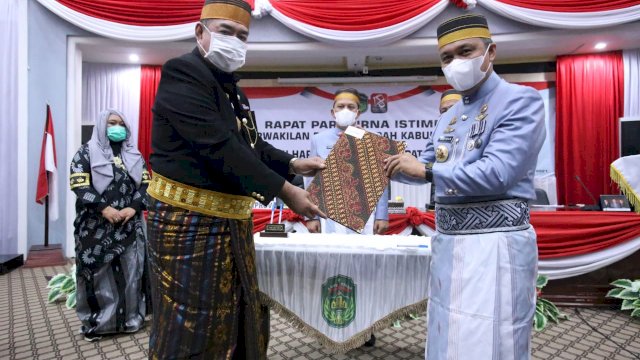 Sekretaris Daerah Provinsi Sulsel, Abdul Hayat Gani, menghadiri Hari Jadi Luwu Timur (Lutim) yang ke-18, di Gedung DPRD Lutim, Senin, 3 Mei 2021. Hari jadi Lutim ini mengangkat tema Luwu Timur Maju dan Berkelanjutan.