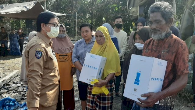 Wakil Bupati Luwu Utara Menyalurkan Bantuan Kepada Warga Korban Bencana Kebakaran
