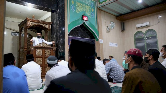 Walikota Makassar Moh.Ramdhan "Danny" Pomanto menghadiri shalat subuh, bersama jamaah Masjid Nurul Ilham Lette Kecamatan Mariso, Kamis 6 Mei 2021.
