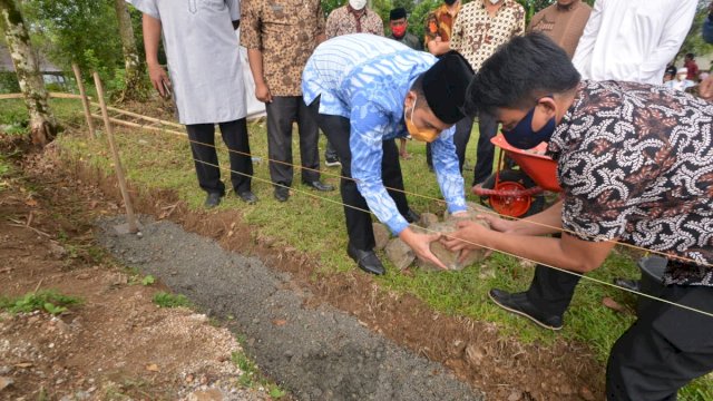 Bupati Sinjai Andi Seto Asapa Melakukan Peletakan Pembangunan Masjid Andi Abdullah Asapa 