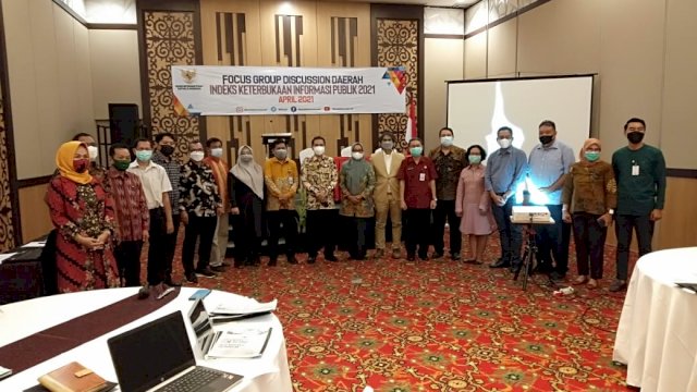 Komisi Informasi Sulawesi Selatan Serahkan Hasil Survey Indeks Keterbukaan Informasi Publik 2021