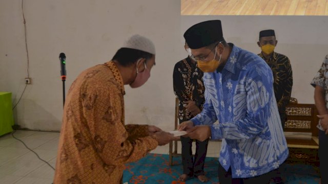 Bupati Sinjai Andi Seto Asapa (ASA) kali ini mengunjungi Pondok Pesantren (Ponpes) Darul Istiqamah Puce'E, Kecamatan Sinjai Selatan, pada Kamis kemarin.