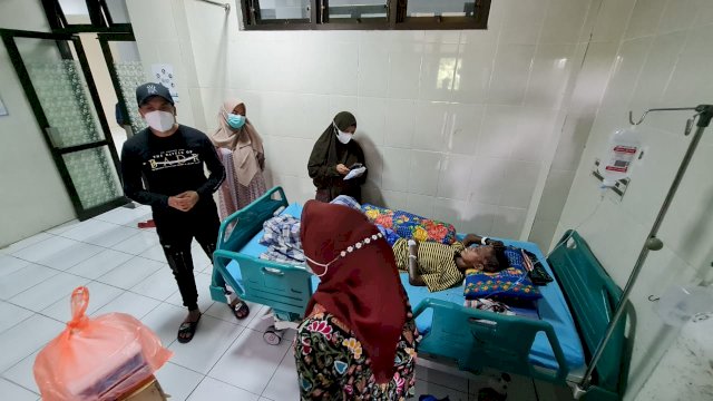 Wakil Ketua DPRD Bawa Bantuan Keluarga ke Penderita Gizi Buruk