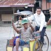 Becaknya Digayuh Syahar, La Mappa Tak Mampu Sembunyikan Kebahagiaannya