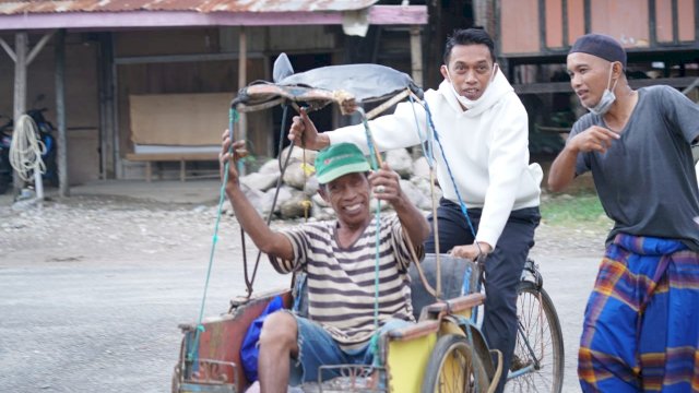 Becaknya Digayuh Syahar, La Mappa Tak Mampu Sembunyikan Kebahagiaannya