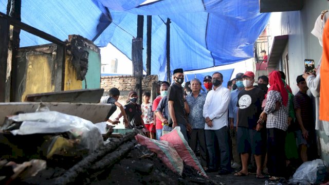 Danny saat meninjau lokasi kebakaran di Tinumbu, Makassar.
