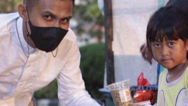 Sekretaris PD Tidar Sulsel, Awal, saat melakukan kegiatan sosial berbagai takjil kepada warga kota Makassar yang membutuhkan, Senin (10/5/2021).