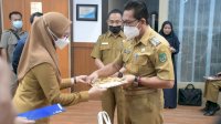 Bupati Lutra Serahkan SK Pensiun ke pada 17 ASN